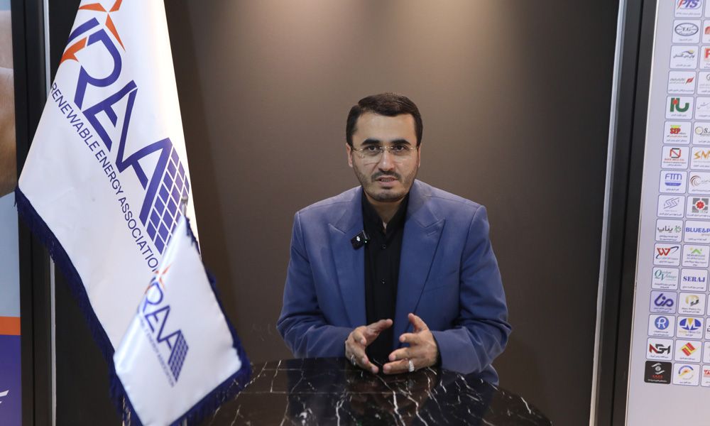 بازدید روح الله‌متفکرآزاد از غرفه انجمن انرژی های تجدیدپذیر
